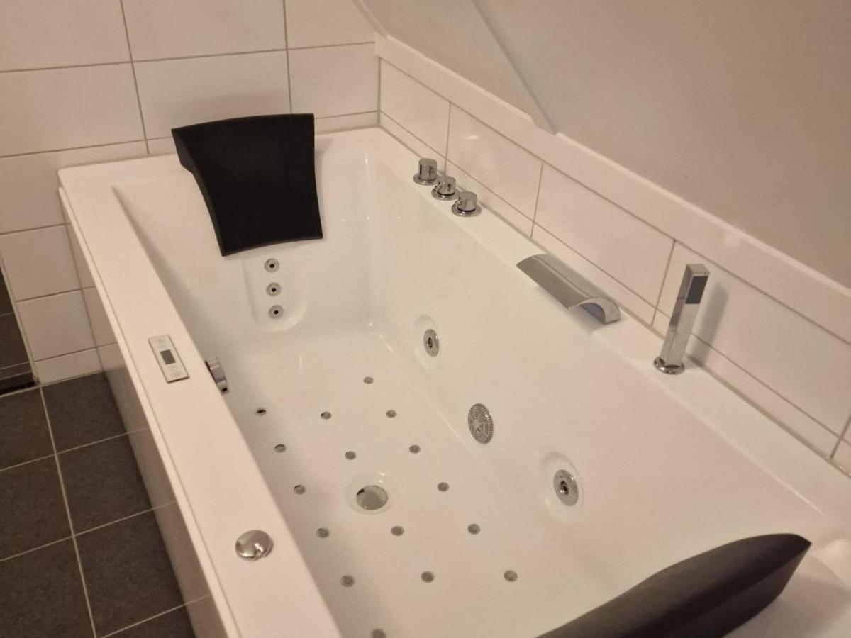 Holiday Home In Scherpenisse With Bubble Bath Dış mekan fotoğraf